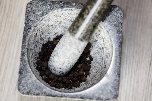 Mortero de piedra sobre fondo de madera — Foto de Stock