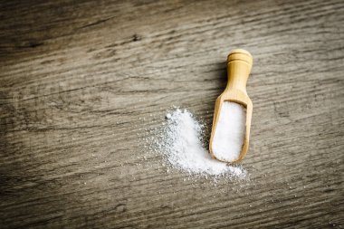 tahta kaşık tablo veya eski zemin üzerinde beyaz tuz