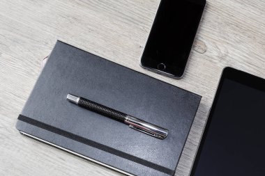 Takvim veya günlük kalem, smarthphone ve tablet ahşap masa, cep telefonu, kat üzerinde