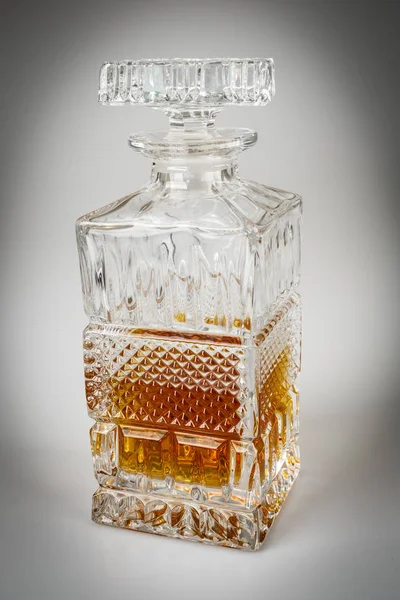 Whisky i vacker glasflaska, Rom, bourbon, cognac, brandy, glasvaror — Stockfoto