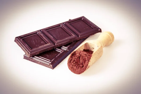 Cucchiaio di legno con coacoa o cacao e cioccolato su bianco — Foto Stock