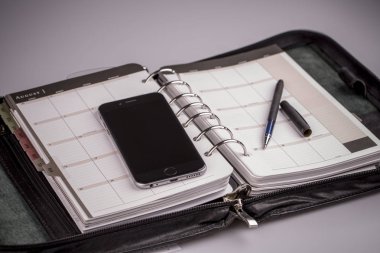 planlama kavramı - takvim, cep telefonu, kalem