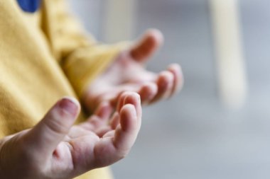 küçük çocuk eller - çocuk, sarı gömlek