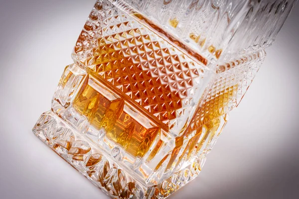 Whisky v krásné skleněné lahvičce, rum, bourbon, koňak, brandy, sklo — Stock fotografie