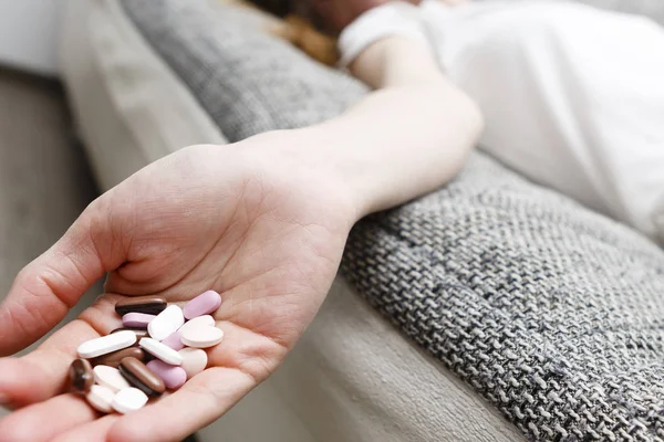 Femme morte couché sur le canapé après avoir mangé des drogues ou des pilules — Photo