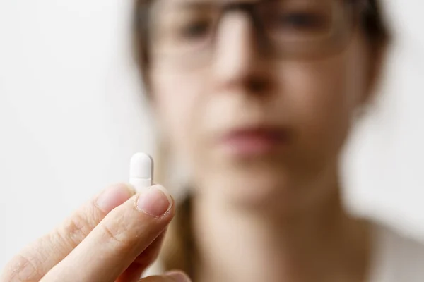 Mulher grito está comendo pílulas ou vitamina — Fotografia de Stock