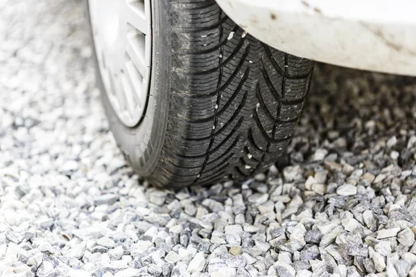 Detail von Rad und Reifen oder Reifen an weißem Auto — Stockfoto