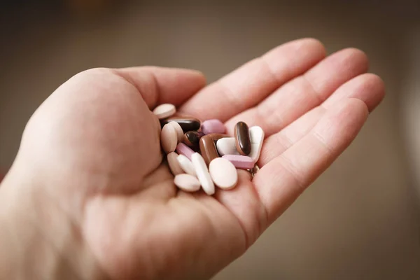 Pílulas na mão da mulher, dependência de drogas — Fotografia de Stock