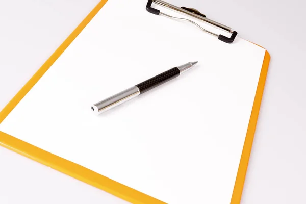 Pluma o lápiz sobre papel vacío en portapapeles sobre blanco - concepto de negocio —  Fotos de Stock