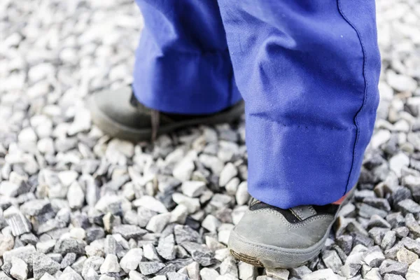 Detail der Kinderbeine in Overalls - Junge in Arbeitskleidung — Stockfoto