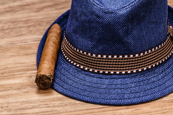 Niebieski kapelusz i cygaro na drewnianej podłodze, dym koncepcji — Zdjęcie stockowe