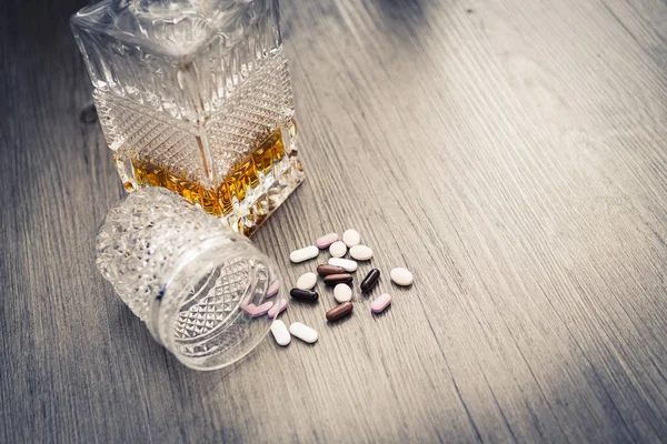 Flaska med alkohol och piller — Stockfoto