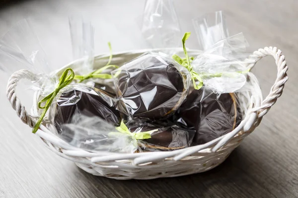 Uova di Pasqua di cioccolato e pan di zenzero in sacchetti di plastica e nastro verde — Foto Stock