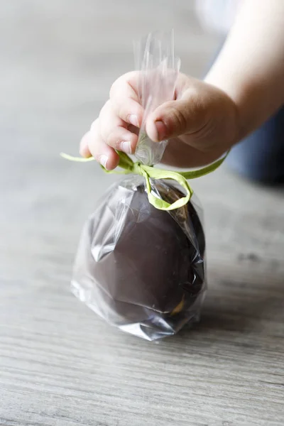 Chocholate et pain d'épice oeuf de Pâques dans des sacs en plastique et ruban vert — Photo