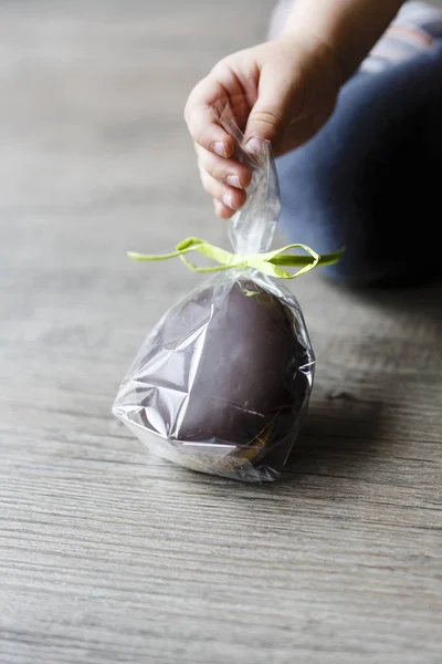 Chocholate et pain d'épice oeuf de Pâques dans des sacs en plastique et ruban vert — Photo