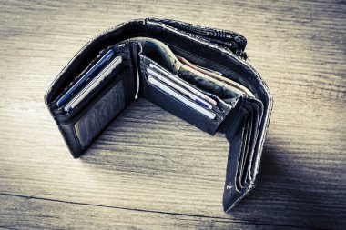 siyah kadın cüzdan para ve kimlik kartları ile açın