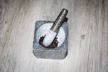 ahşap arka plan üzerinde taş harç