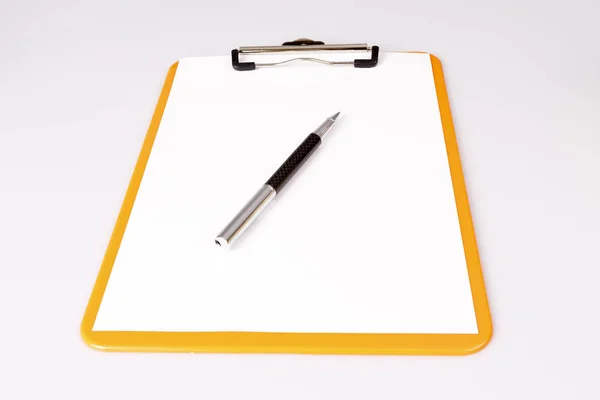 Stift oder Bleistift auf leerem Papier im Klemmbrett auf weiß - Geschäftskonzept — Stockfoto
