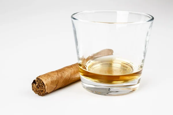 Bevanda costosa di whisky o rum con sigaro su bianco — Foto Stock