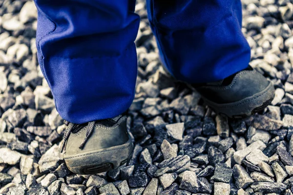 Detail der Kinderbeine in Overalls - Junge in Arbeitskleidung Stockbild