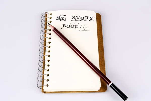 Min berättelse bok på vita med brun penna — Stockfoto