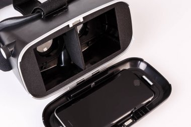 sanal gerçeklik simülatörü gözlük için smartphone üzerinde beyaz