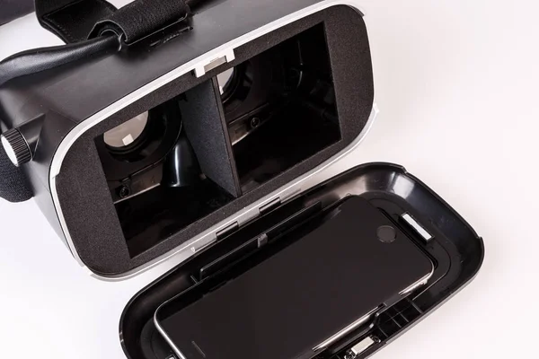 sanal gerçeklik simülatörü gözlük için smartphone üzerinde beyaz