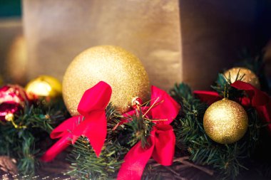 Noel oyuncaklar çelenk ile