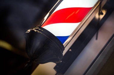 Koyu şapkalı berber dükkanının işareti.