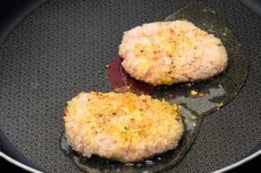 Kızartma tavasında taze et.