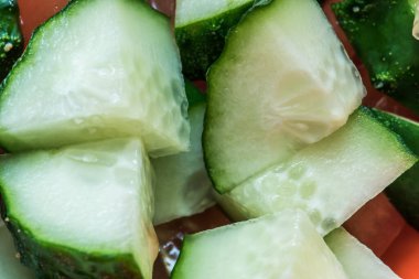 Dilimlenmiş domates ve salatalık