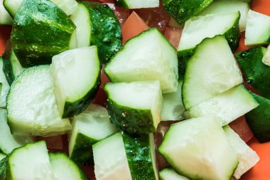 Dilimlenmiş domates ve salatalık