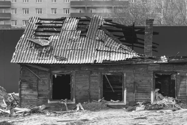 Μια σύγχρονη πόλη με ένα καμένο παλιό σπίτι στο κέντρο — Φωτογραφία Αρχείου