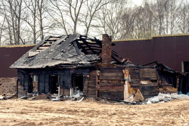 Merkezinde yanmış eski bir ev olan modern bir şehir.