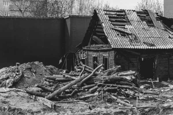 Eine moderne Stadt mit einem ausgebrannten alten Haus im Zentrum — Stockfoto