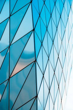 Üçgenlerden oluşan metal duvar