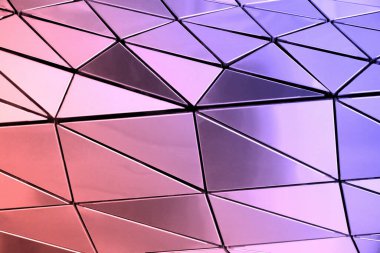 Üçgenlerden oluşan metal duvar