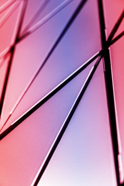 Üçgenlerden oluşan metal duvar