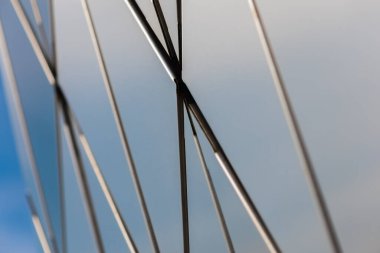 Üçgenlerden oluşan metal duvar