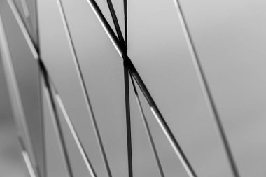 Üçgenlerden oluşan metal duvar