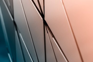 Üçgenlerden oluşan metal duvar