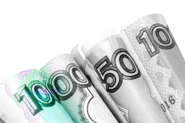 Farklı değerlerdeki rublelerin yuvarlanmış banknotları