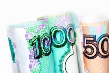 Farklı değerlerdeki rublelerin yuvarlanmış banknotları