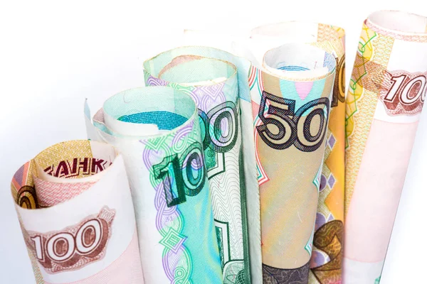 Farklı değerlerdeki rublelerin yuvarlanmış banknotları