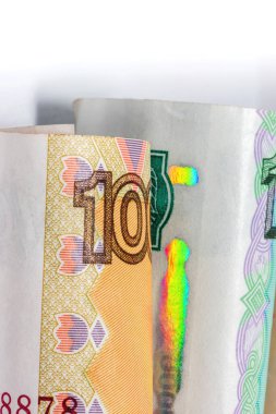 Farklı değerlerdeki rublelerin yuvarlanmış banknotları