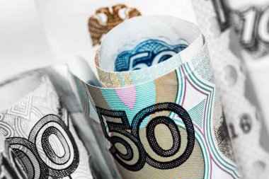 Farklı değerlerdeki rublelerin yuvarlanmış banknotları