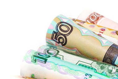 Farklı değerlerdeki rublelerin yuvarlanmış banknotları