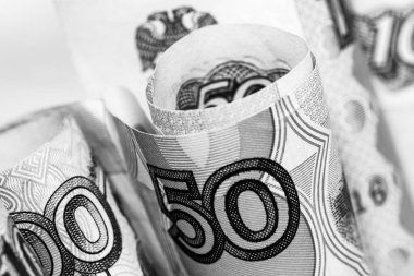 Farklı değerlerdeki rublelerin yuvarlanmış banknotları