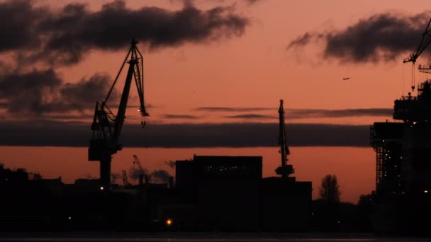 Saint-Pétersbourg. Coucher de soleil dans le port . — Video