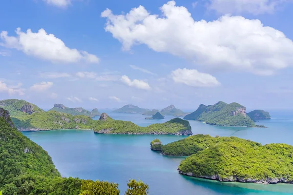 Hermoso paisaje en el punto de vista del Parque Nacional Marino Ang Thong cerca de Koh Samui en el Golfo de Tailandia, provincia de Surat Thani, Tailandia. — Foto de Stock